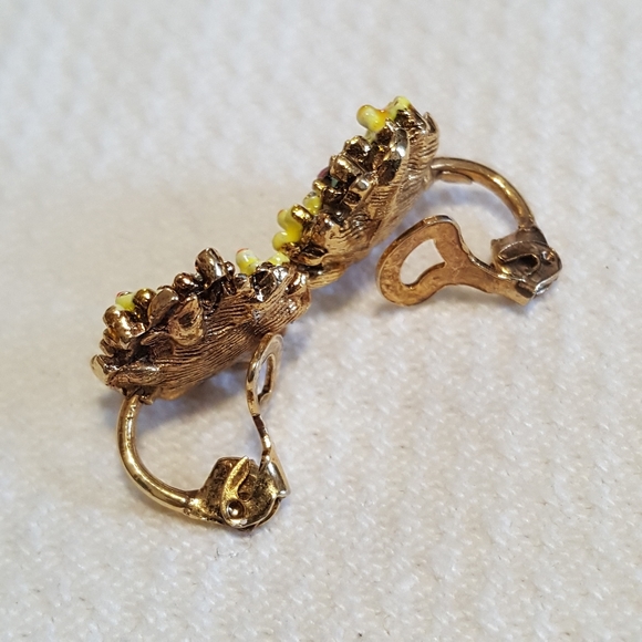 Vintage clip earrings. Gold tone. Flowers. EUC. - Picture 3 of 6